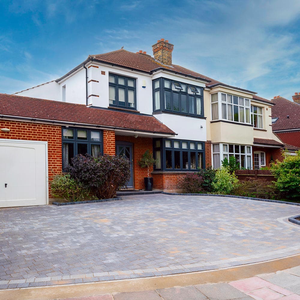 <strong> <span style="color:hsl(357, 70%, 46%);">Landlord</span> Support & Advice<strong/>
